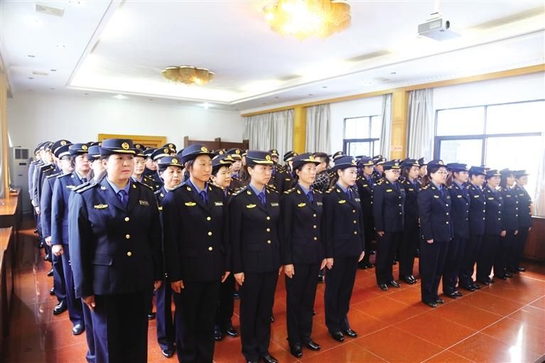 區(qū)市(shì)政園林(lín)局舉行(xíng)城(chéng)管執法人(rén)員(yuán)換裝儀式